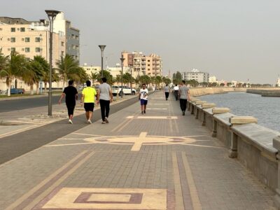 الأجواء المعتدلة تدفع بأهالي محافظة ضباء لممارسة رياضة المشي قبل الإفطار