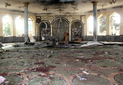 مقتل 33 مدنيا في انفجار داخل مسجد بأفغانستان