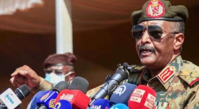 رئيس مجلس السيادة السوداني يهدد بطرد المبعوث الأممي