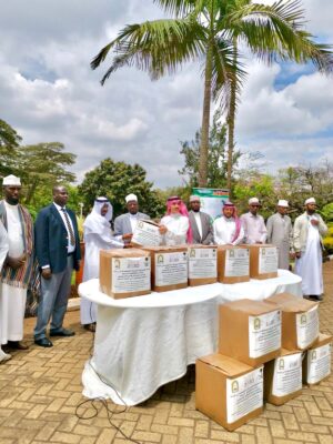 وزارة الشؤون الإسلامية تدشن برنامجي الملك سلمان لإفطار الصائمين وتوزيع التمور في كينيا