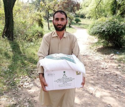الشؤون الإسلامية تواصل توزيع السلال الغذائية في عدد من المدن والقرى في باكستان
