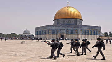اعتداء قوات الاحتلال الإسرائيلي على المصلين في المسجد الأقصى المبارك