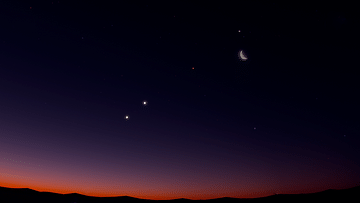 فلكية جدة: “قمر رمضان” قرب زحل فجر الاثنين وسيرى نظام حلقاته