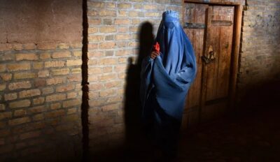 طالبان تقر “أمرا عاجلا” بحق النساء في أفغانستان