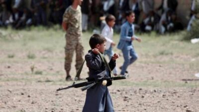 مدرسة بصنعاء تحث طلابها على التجنيد.. والإرياني: سياسة الحوثي حقل ألغام