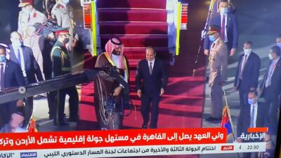 وصول ولي العهد للقاهرة والرئيس المصري يستقبله بالمطار