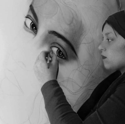 الرسامة سارة صادق: أعشق فن الرسم والزخرفة منذ نعومة أظافري وحاليا أرسم على الحائط بنظام دمج الألوان