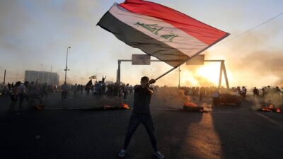 العراق.. تظاهرات حاشدة متجهة إلى المنطقة الخضراء بعد دعوة الصدر