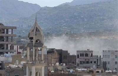 الحوثيون يقصفون حيًا سكنيًا في تعز .. وإصابة 11 طفلاً على الأقل