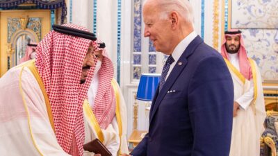 بالفيديو.. خادم الحرمين يلتقي الرئيس الأمريكي في قصر السلام بجدة