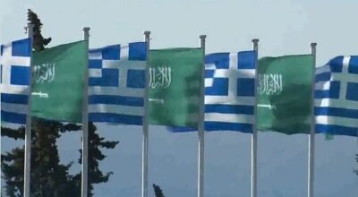 شاهد: العلمان السعودي واليوناني يتعانقان لحظة وصول ولي العهد أثينا
