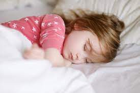 دراسة تحذر من النوم غير الكافي للأطفال