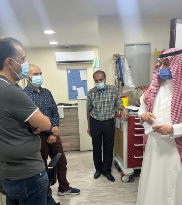سفير خادم الحرمين لدى الأردن يزور الإعلامي السعودي غالب كامل في أحد مستشفيات عمان
