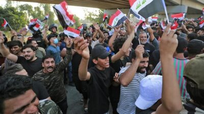 الأمن العراقي يفرق المتظاهرين بالمياه