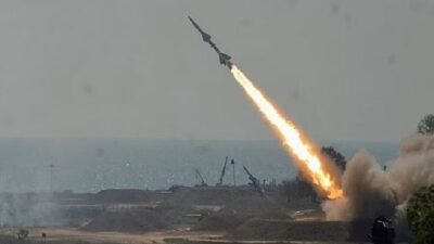 مداها يصل 80 كم.. بريطانيا تزود أوكرانيا بصواريخ جديدة لمواجهة المدفعية الروسية