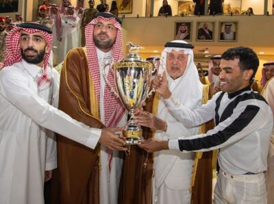 أمير منطقة مكة المكرمة يتوّج الفائزين بشوطي كأس الملك فيصل وكأس الأمير عبدالله الفيصل لسباقات الخيل