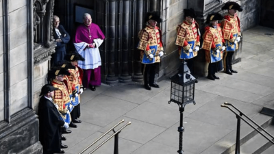 نعش الملكة إليزابيث يصل إلى كاتدرائية سانت جيل في إدنبرة