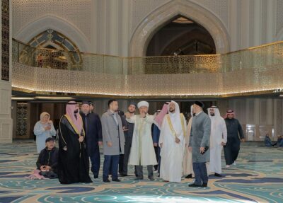 وزير الشؤون الإسلامية يزور أكبر جامع في كازاخستان وآسيا الوسطى وصفه بـ”الوجه الحضاري للمسلمين”