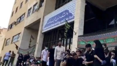 بعد مقتل الشابة “مهسا”.. التظاهرات تتجدد في إيران وأنباء عن مقتل محتجين