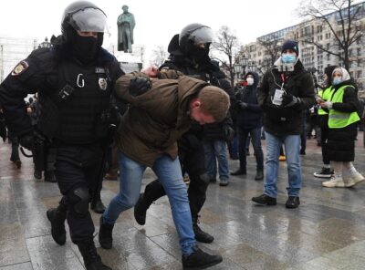الشرطة الروسية تعتقل متظاهرين اعترضوا على إعلان “بوتين” التعبئة الجزئية للجيش
