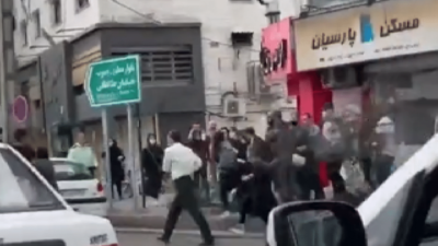 الأمن الإيراني يعتدي بوحشية على المحتجين في مدينة رشت
