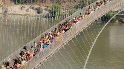 أغلبهم أطفال..ارتفاع عدد قتلى انهيار الجسر المعلق بالهند