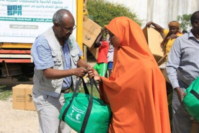 “إغاثي” الملك يوزع 4.000 حقيبة للأسر النازحة في مناطق الجفاف بالصومال