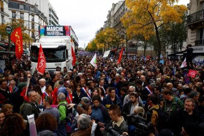 آلاف الفرنسيين يتظاهرون في باريس احتجاجاً على غلاء المعيشة