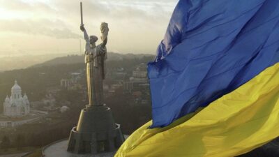 بريطانيا تتعهد بدعم أوكرانيا بألف صاروخ أرض جو