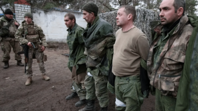 أوكرانيا تطلق سراح 107 من الجنود الأسرى الروس