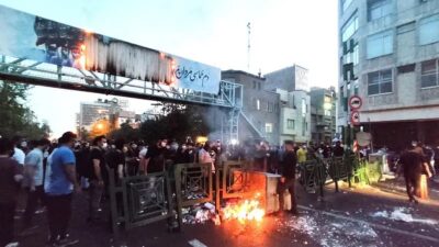 العنف الإيراني يتواصل.. اشتباكات وإطلاق نار على المحتجين بطهران