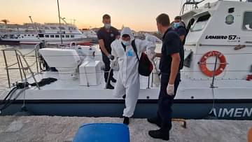 خفر السواحل اليوناني يبدأ عملية لإنقاذ 500 مهاجر على متن مركب صيد