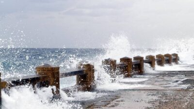 أمانة جدة: إغلاق جزئي للواجهة البحرية بسبب ارتفاع الأمواج