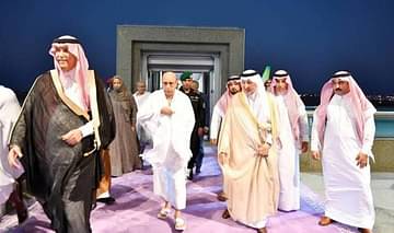 الرئيس الموريتاني يصل جدة لأداء مناسك العمرة