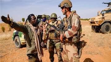 فرنسا تضطرّ لسحب قواتها من “بوركينا فاسو” بعد فسخ المجلس العسكري لاتفاقية 2018