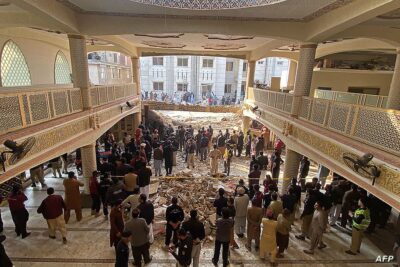 ارتفاع حصيلة ضحايا التفجير الذي وقع في مسجد بباكستان إلى 32 قتيلًا