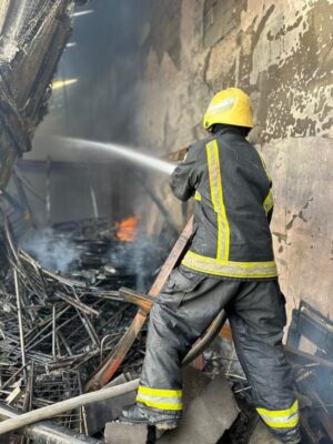 مدني الأحساء يخمد حريقاً في مستودع بحي المبرز