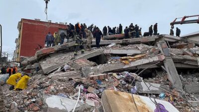 بعد 11 يومًا.. إنقاذ رجل من تحت أنقاض منزل دمره زلزال تركيا