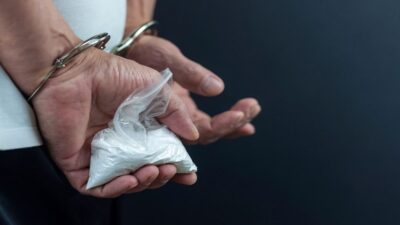القبض على شخص في الرياض يبيع المخدرات على مواقع التواصل
