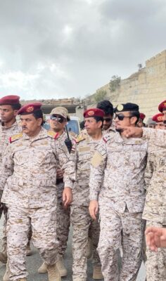 قائد “الدعم والإسناد” وقائد القوة السعودية يزوران عضواً بمجلس القيادة الرئاسي اليمني
