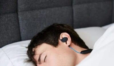سماعات الرأس أثناء النوم خطيرة في هذه الحالة