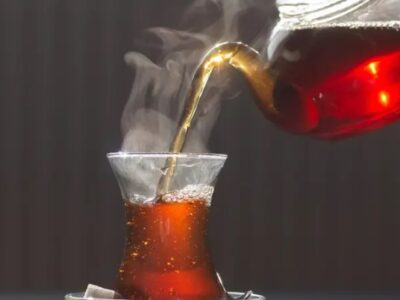 5 أضرار لشرب الشاي على معدة خاوية