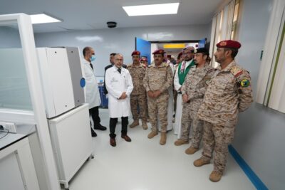 وزير الدفاع ورئيس هيئة الأركان العامة اليمنية يزوران مستشفى عدن العام ومركز القلب