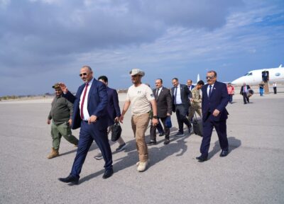 الزبيدي يعود إلى عاصمة اليمن الجنوبي عقب جولة زيارات دبلوماسية ويؤكد الدفاع عن شعبه دون تراجع أو حياد