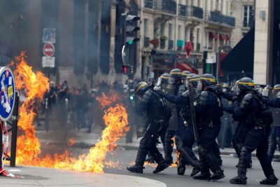 اشتباكات بين الشرطة والمتظاهرين ضد رفع سن التقاعد في باريس