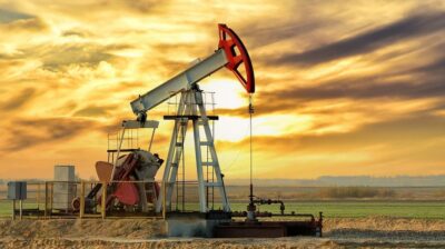 أسعار النفط تواصل ارتفاعها مع بيانات أمريكية بزيادة مخزونات الخام