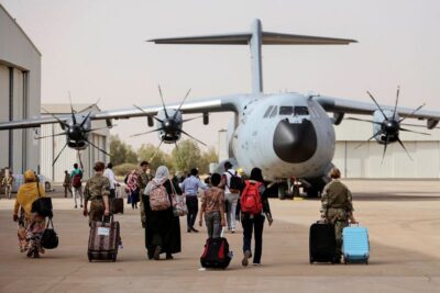 بريطانيا تجلي 900 من رعاياها في السودان عبر قبرص