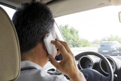 «المرور»: استخدام الهاتف أثناء القيادة من أبرز المشتتات المُسببة للحوادث