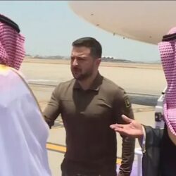 أمير قطر وملك الأردن ونائب رئيس الإمارات وولي عهد الكويت يصلون إلى جدة للمشاركة في القمة العربية 32