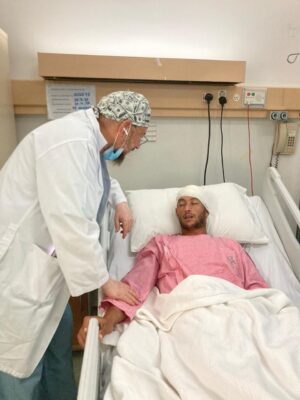 تدخل جراحي ينقذ مقيماً بعد تعرُّضه لإصابة بالغة و نزيف بالرأس في جدة